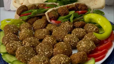 طعمية مصرية (فلافل) هشة ومقرمشة